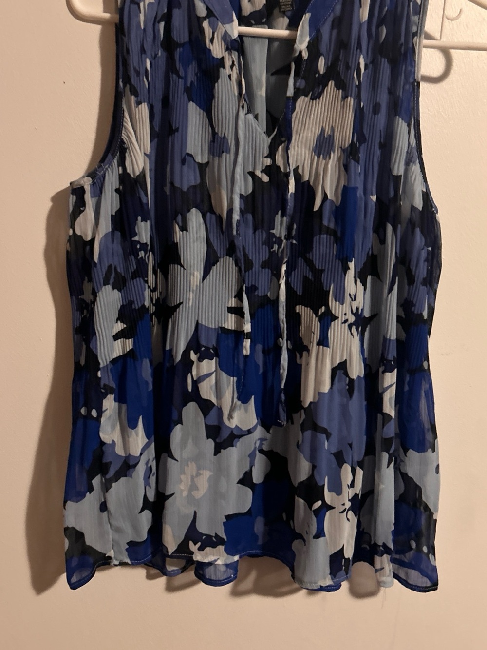Ellen Tracy Blue and White Floral Pleated V-Neck Camisole